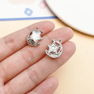 Nahaufnahme von Stern- und Mondanhängern für DIY-Schmuck mit Perlmutt-Inlay-Effekt