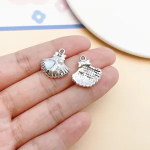 Detailansicht silberner Muschel-Anhänger mit blauem Glas und Perle für DIY-Schmuck