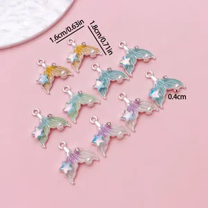 Detalle de dijes de cola de sirena con perlas y estrellas para la creación de joyas DIY
