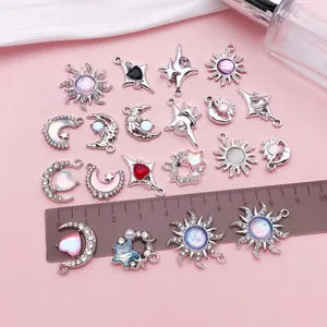 Detailopname van zon maan ster bedeltjes met liniaal voor het maken van DIY sieraden