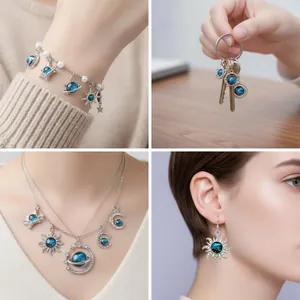 Gedetailleerde collage van hemelse sieraden met sterrenstelselthema inclusief kettingen