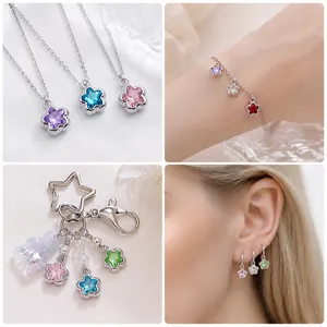 Vue détaillée de breloques fleurs colorées pour boucles d'oreilles et bracelets.
