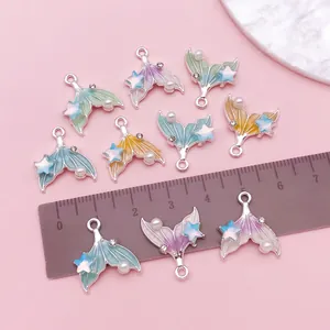 Detalle de dijes de cola de sirena de colores con perlas y regla de medición para DIY