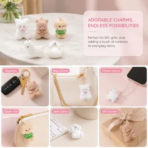 Lindos dijes de animales flocados mostrados como llaveros y adornos para bolsos en escenas