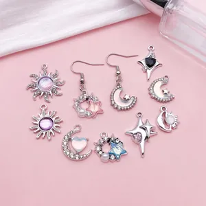 Detail van iriserende hemelse hangers van legering met strassteentjes voor DIY-sieraden maken