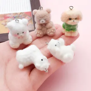 Primer plano de adorables colgantes de animales flocados para la creación de joyas