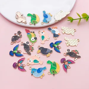 Vue détaillée de breloques en émail coloré en forme d'oiseaux pour la création de bijoux DIY