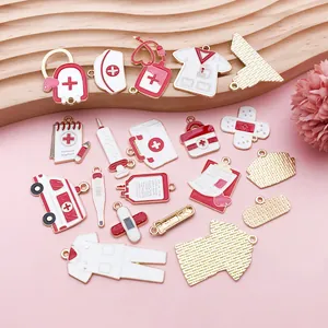 Detailaufnahme von rot-weißen medizinischen Emaille-Anhängern für DIY-Schmucksets