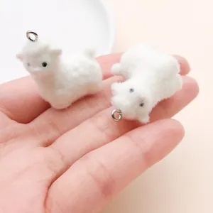 Detalle de dijes de alpaca flocados blancos para joyas y accesorios de bricolaje