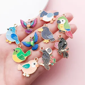 Breloques en alliage d'oiseaux colorés pour bijoux, détail perroquet et colibri