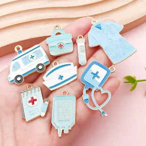 Detailansicht der blauen medizinischen Emaille-Anhänger für DIY-Ohrringe und Schmuckherstellung