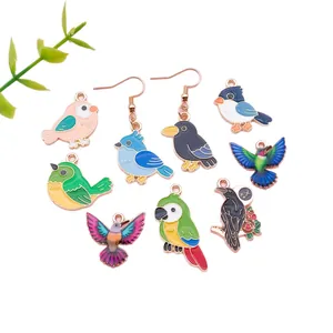 Ensemble de breloques et boucles d'oreilles oiseaux en émail coloré avec perroquets.