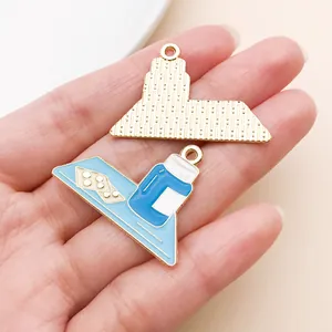 Detaillierte Makroansicht des blauen Emaille-Medizinflaschen-Anhängers für DIY-Schmuck
