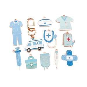 Set blauer medizinischer Emaille-Anhänger mit Krankenwagen und Krankenschwesterhaube