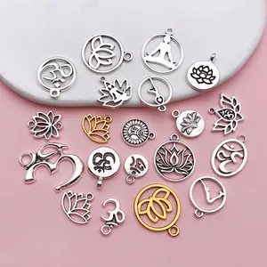 Gros plan détaillé de breloques de yoga avec lotus et méditation pour la création de bijoux