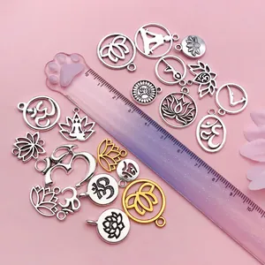 Vue détaillée de breloques lotus de yoga en argent antique avec règle de mesure