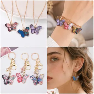Primo piano di ciondoli a farfalla floreali colorati come collana, bracciale e orecchini.