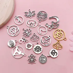 Vue détaillée de divers breloques de yoga en lotus argenté et doré pour la création de bijoux DIY