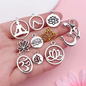 Gros plan détaillé de breloques de yoga en argent et or pour la création de bijoux DIY.