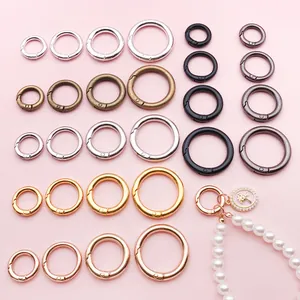 Verschiedene Metallsprungringe in mehreren Größen und Farben für DIY-Schmuck