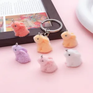 Vue détaillée de breloques mini lapins floqués colorés pour porte-clés DIY et bijoux.