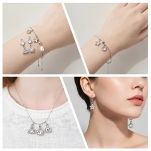 Detaillierte Trageansicht von klaren Zirkon-Zinklegierungsanhängern an Silberarmband und Ohrringen.