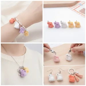 Collage montrant des mini breloques lapin en peluche pour bracelets, colliers et porte-clés DIY.