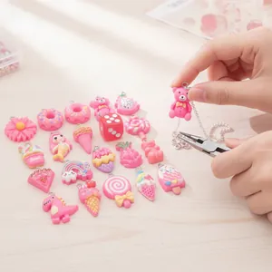 Creación de joyas DIY con variados colgantes de resina rosa y una cadena de plata
