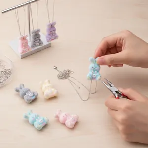 Gros plan montrant le processus d'assemblage DIY de jolis charms lapins floqués