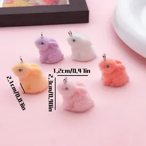 Vue détaillée de breloques lapins colorées en peluche avec annotations de dimensions.