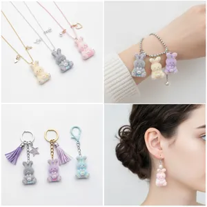 Vue détaillée de pendentifs lapin en résine floquée pour colliers, bracelets et boucles.