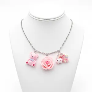 Zoete ketting met roze harsbedels van beer, roos en regenboog aan zilveren ketting