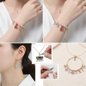 Vue détaillée de diverses breloques en émail d'instruments de musique sur bracelets et boucles