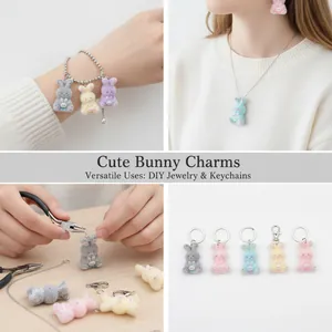 Vue détaillée de charmantes breloques de lapin floquées pour bijoux DIY et colliers