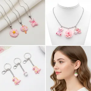 Schattige roze cartoon bedeltjes van hars als kettingen, sleutelhangers en oorbellen