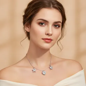 Elegante silberne Halskette mit Stern- und Herzanhängern aus Zirkonia an einem Modell