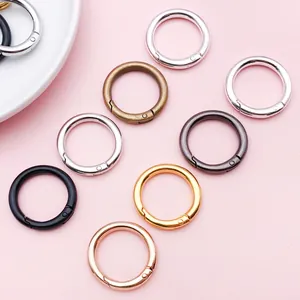 Sortierte Metall-Federringe in Gold, Silber und Schwarz für DIY-Schmuckzubehör im Detail