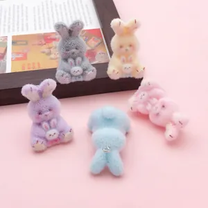 Vue détaillée de pendentifs lapins floqués en diverses couleurs pastel pour bijoux DIY