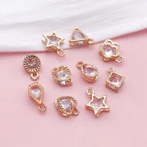 Sammlung von goldenen hohlen Kristallanhängern in verschiedenen Formen für DIY-Schmuck