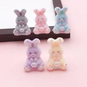 Gros plan de breloques de lapin en résine floquée colorée pour accessoires DIY