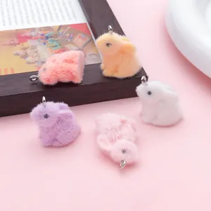Vue détaillée de mini pendentifs lapins floqués colorés pour bijoux DIY et artisanat.