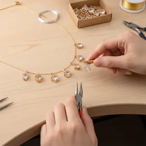 Detailansicht goldener Anhänger mit klaren Steinen, die zu einer DIY-Halskette montiert werden.