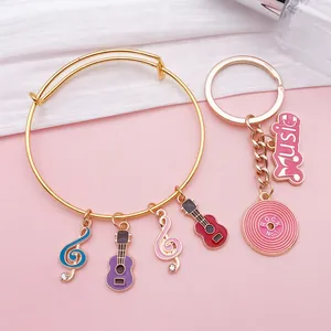 Breloques musicales en émail sur bracelet doré et porte-clés avec guitares et notes