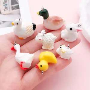 Gedetailleerde close-up van diverse mini hars dierenbedeltjes voor creatieve doe-het-zelf