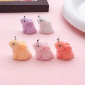 Gros plan détaillé de cinq pendentifs lapins en peluche colorés pour bijoux et DIY