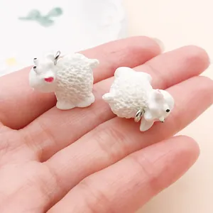 Paar schattige witte hars schaap bedeltjes voor DIY handwerk en decoratie