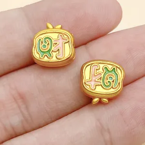 Makroaufnahme goldfarbener Geldbeutel-Zwischenperlen für die DIY-Schmuckherstellung