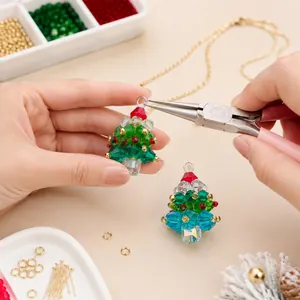 Vue détaillée du processus d'assemblage du pendentif sapin de Noël en perles cristal