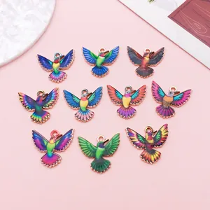 Vue détaillée de breloques colibri en émail coloré pour la création de bijoux DIY