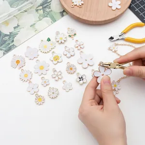 Detailweergave van witte bloembedels die aan een sieradenketting worden bevestigd.